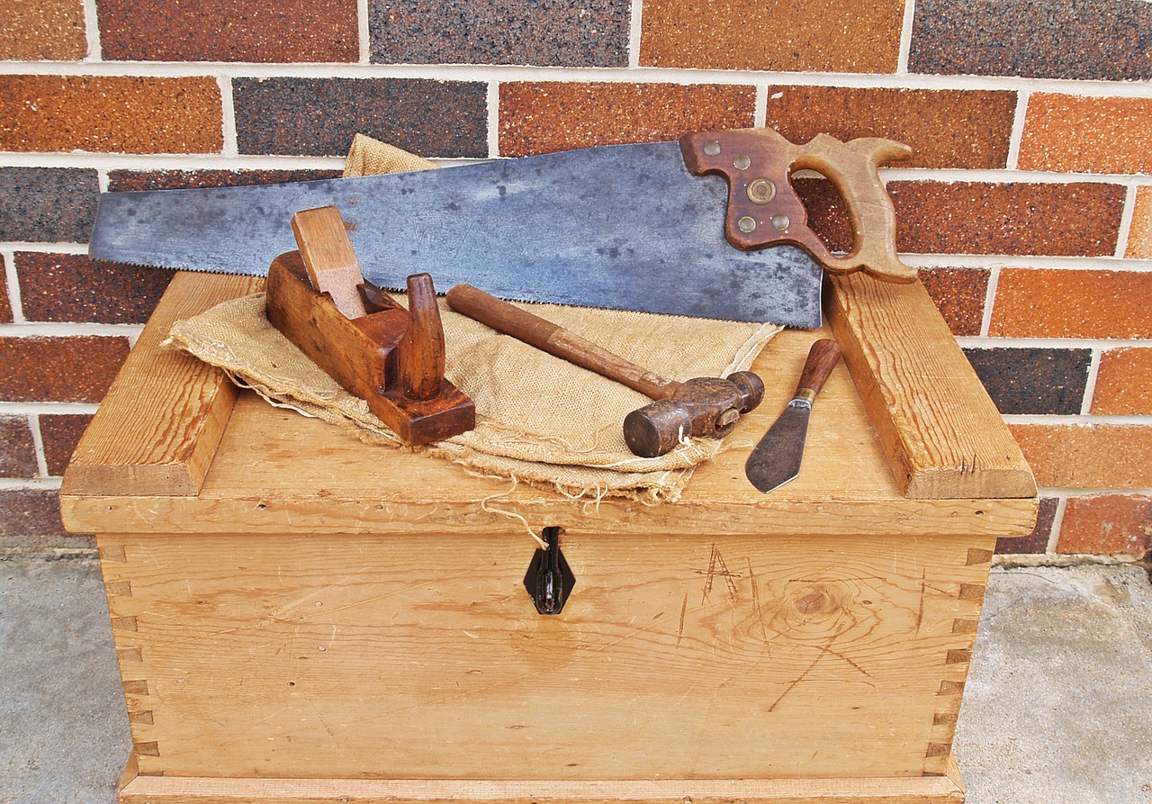 carpenters-toolbox-1466467_1280